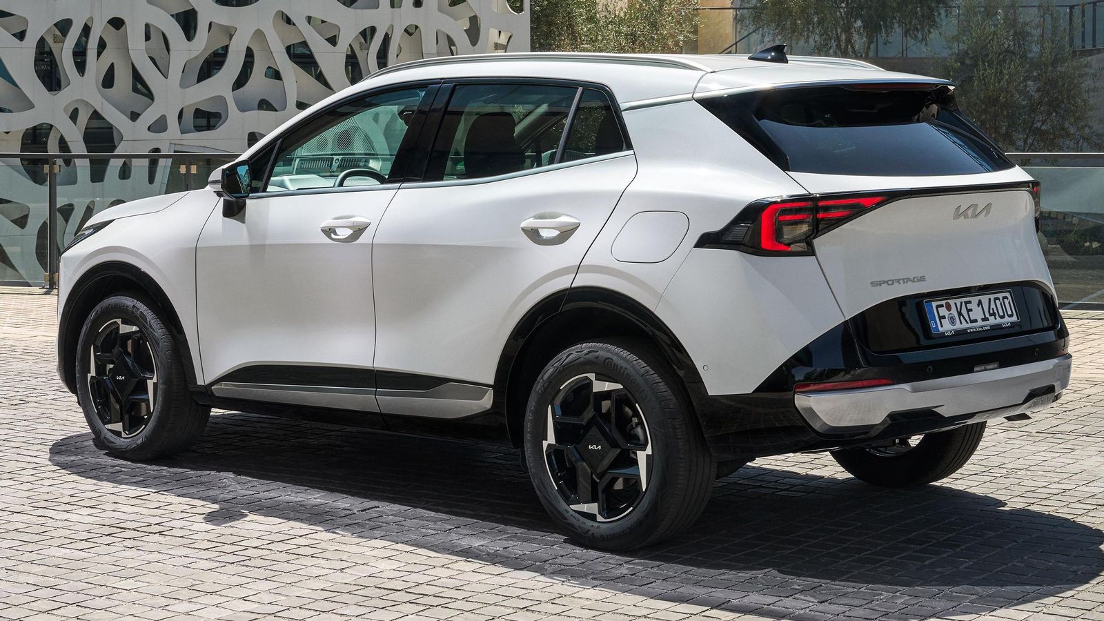 Las dimensiones apenas cambian respecto al Sportage actualmente a la venta. El aspecto mucho más en la zona delantera que la trasera.. Las dimensiones apenas cambian respecto al Sportage actualmente a la venta. El aspecto mucho más en la zona delantera que la trasera..