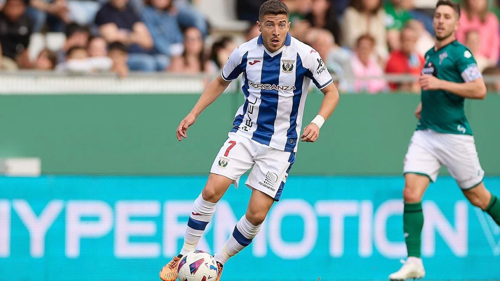 El malagueño Portillo conduce el balón durante la visita del conjunto pepinero al Racing de Ferrol.