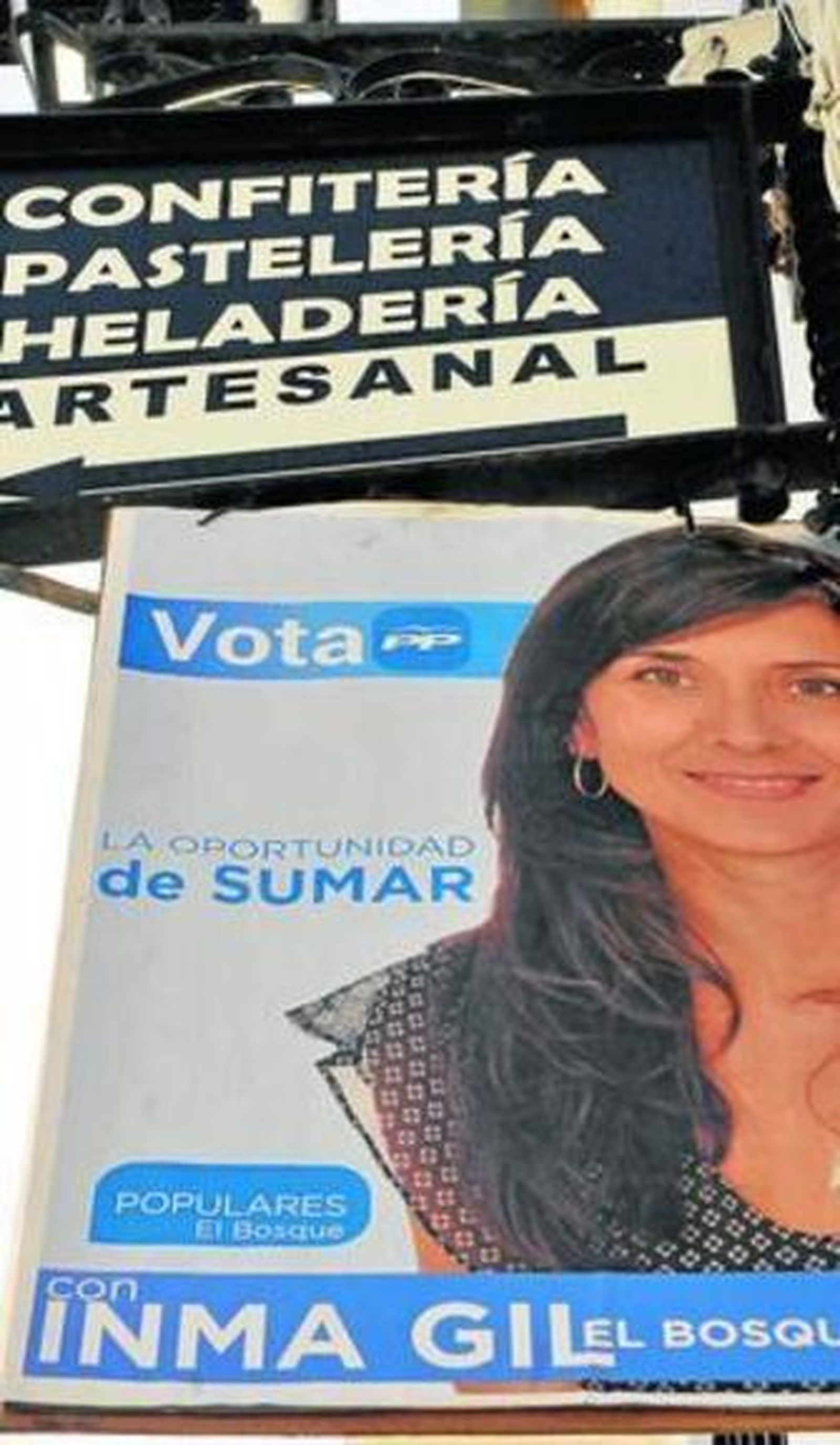 El cartel de Inma Gil bajo una pastelería.