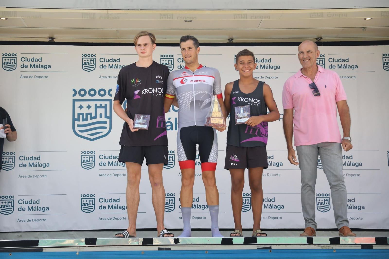 La Travesía a Nado del puerto de Málaga, en fotos