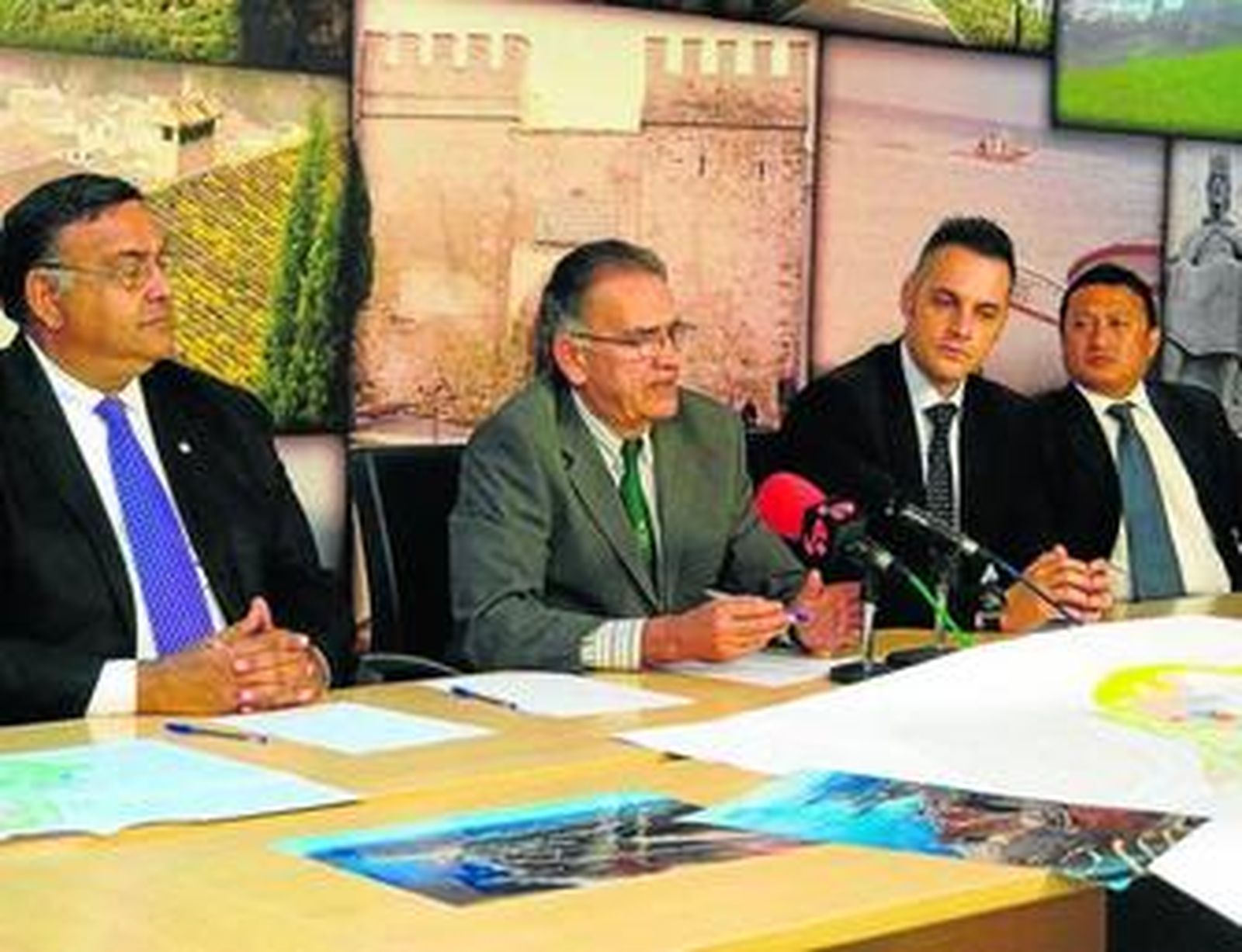 El alcalde, Fernando Palma, junto a los responsables de Middle East Financial durante la presentación.