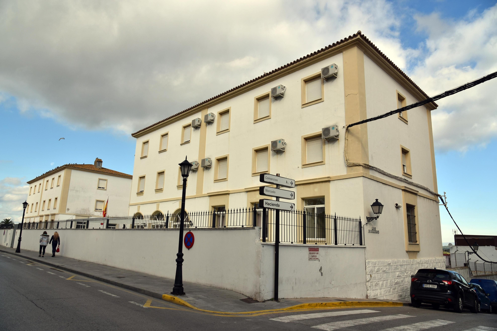 Los dos bloques de pisos de la residencia de oficiales y suboficiales de San Roque, situados en la Avenida del Ejército.
