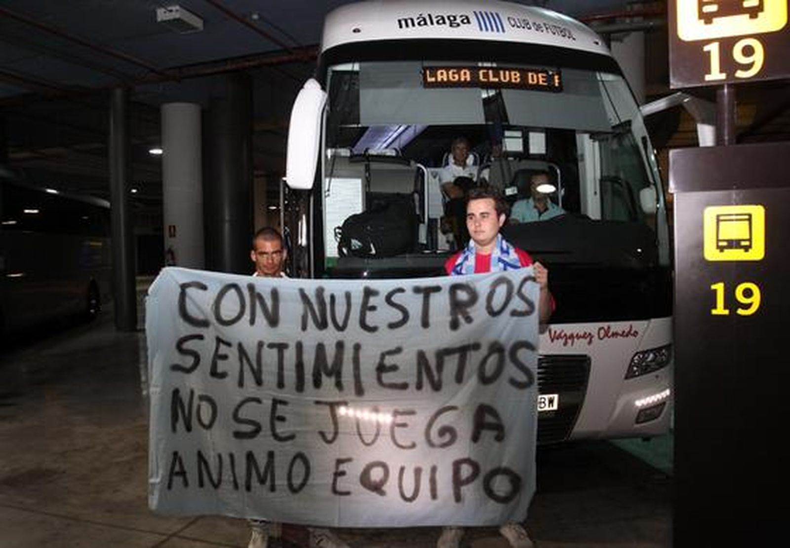 Llegada del club al aeropuerto de Málaga 

Foto: Migue Fernández