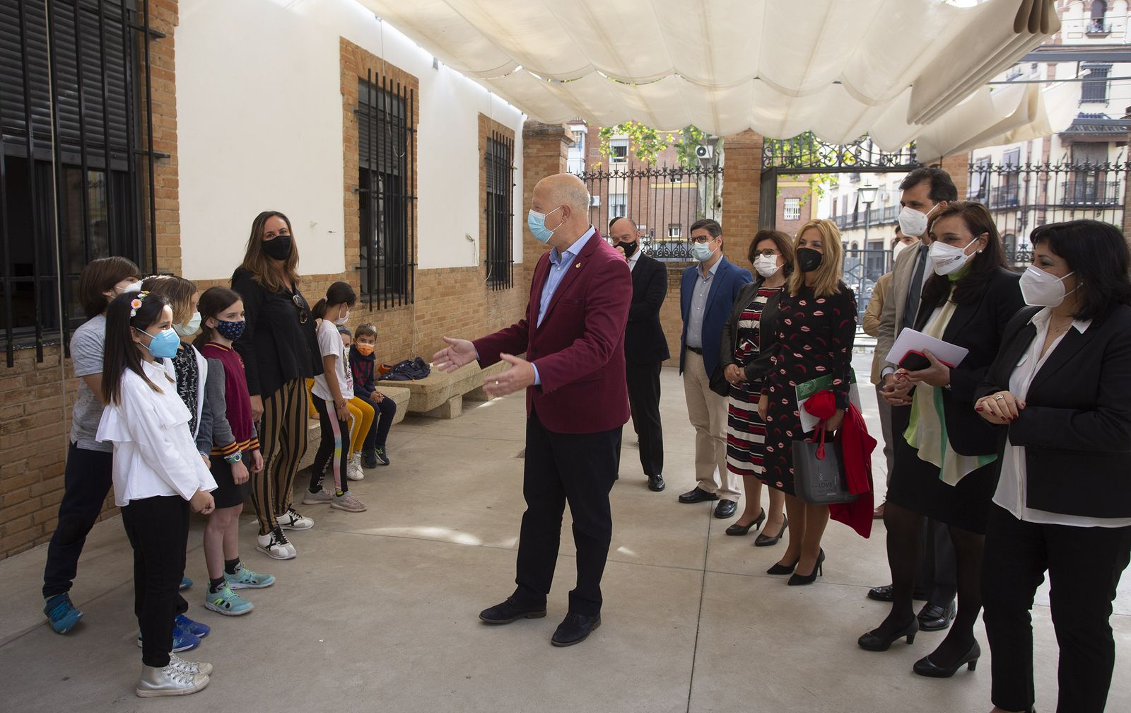 Javier Imbroda saluda a los alumnos del CEIP Altos Colegios de la Macarena.