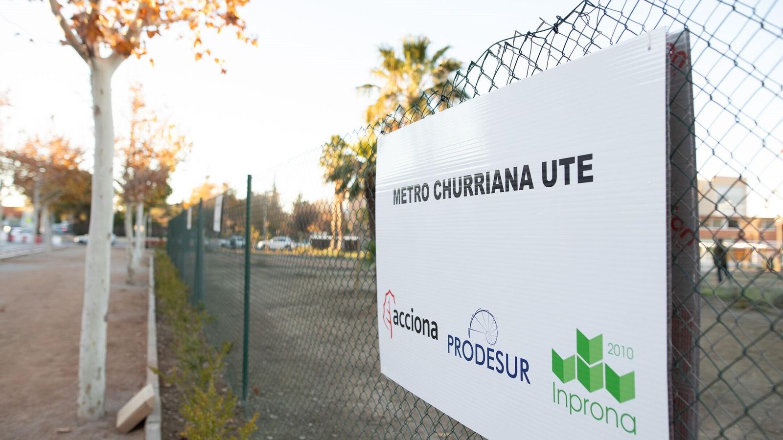 Cartel anunciador de las obras del Metro en Churriana de la Vega