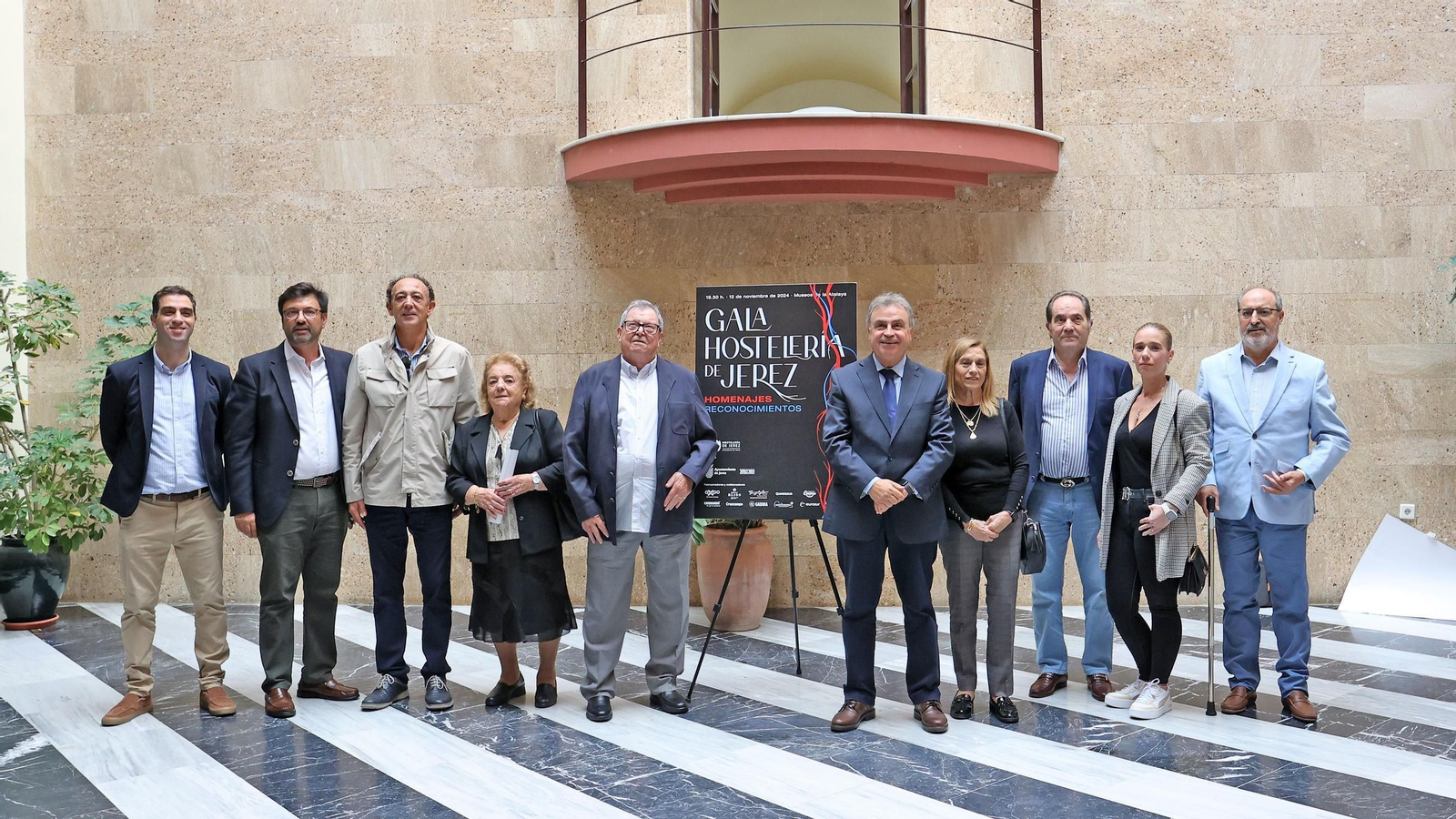 Foto de familia de algunos de los galardonados por la Asociación Hostelería de Jerez.