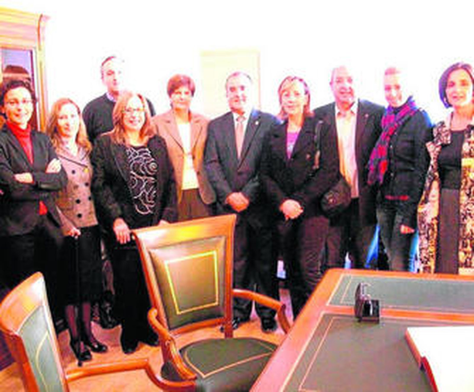 Foto de familia de la Consejera con el alcalde de Garrucha, el equipo de Gobierno y varias delegadas.