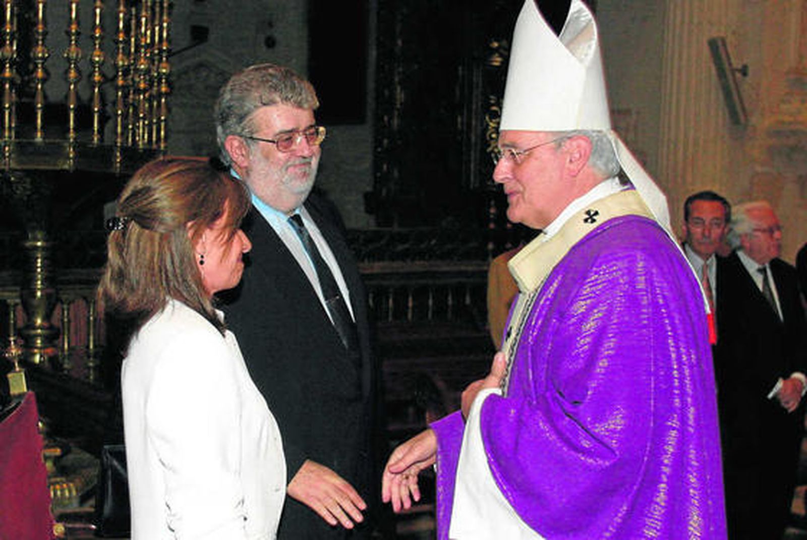 Emocionado en el funeral por su padre, José Manuel Lara Hernández, en la Catedral de Sevilla en 2003./ Juan Carlos Vázquez