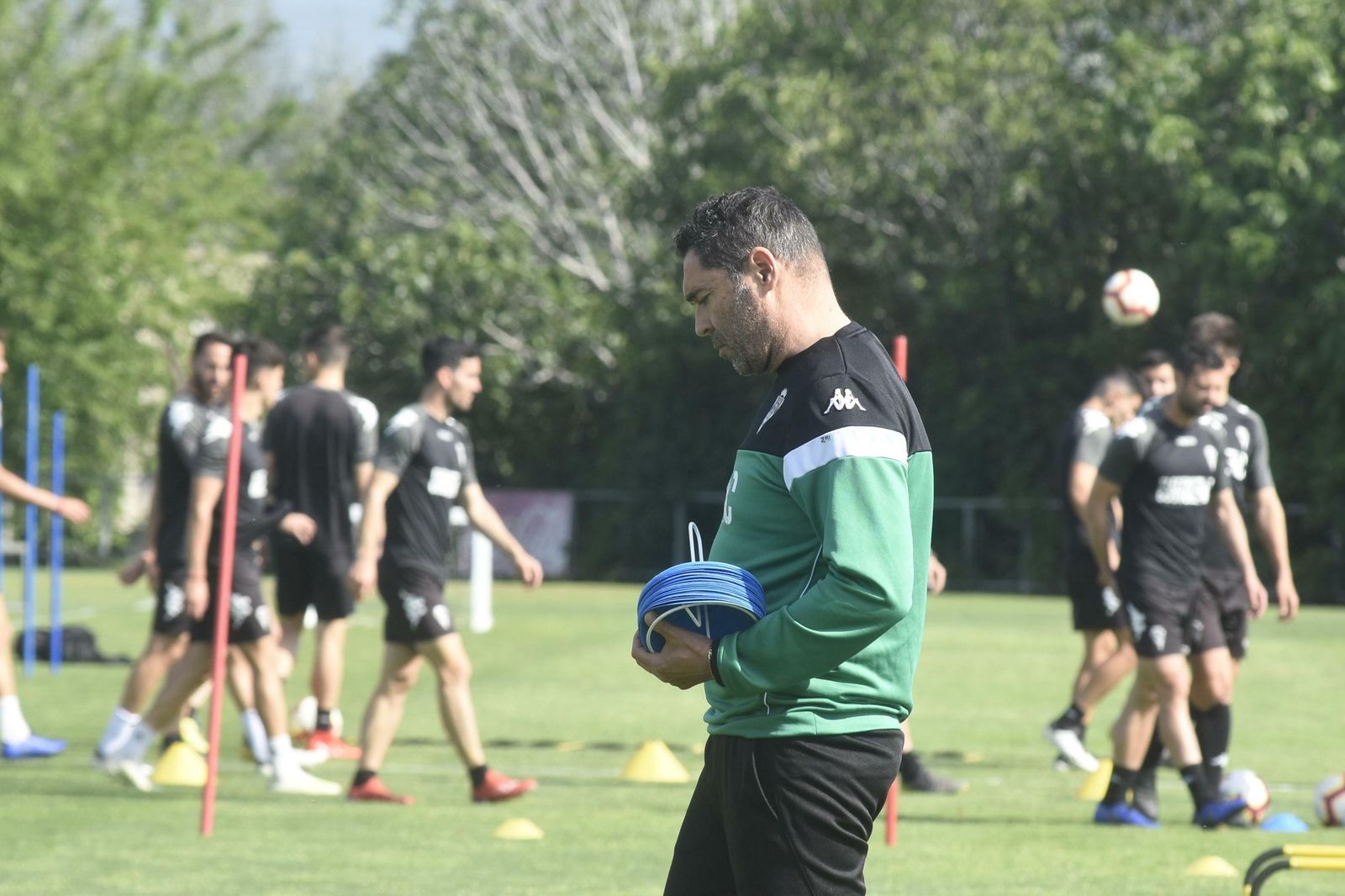 Rafa Navarro, pensativo, en un entrenamiento en la Ciudad Deportiva.