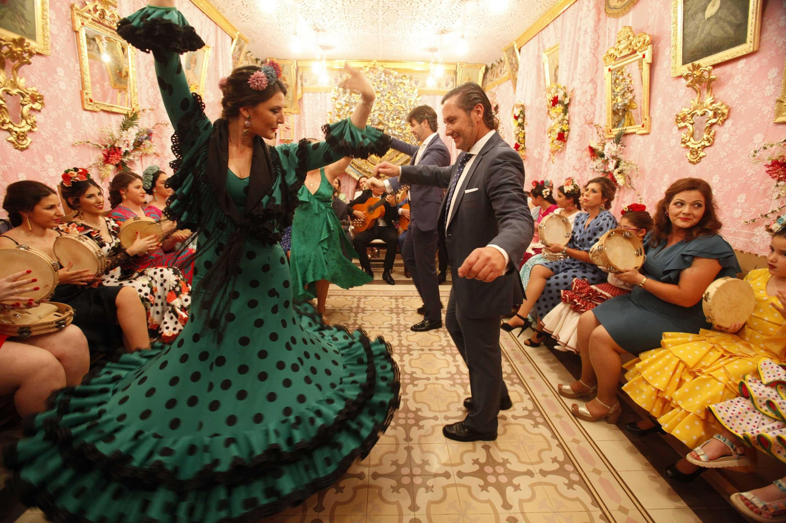 La localidad de Alosno vive con intensidad su festividad de las Cruces de Mayo.