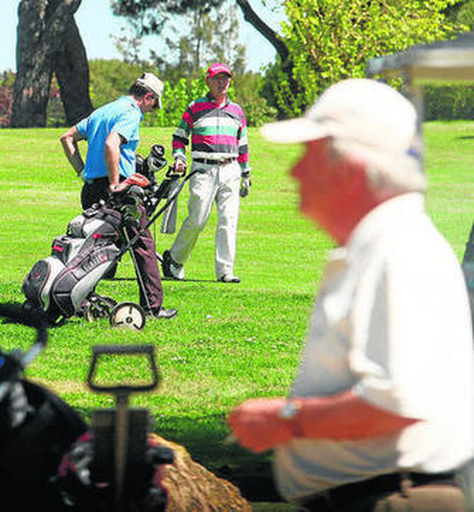 Varios golfistas, durante un torneo en el Club de Golf Bellavista.