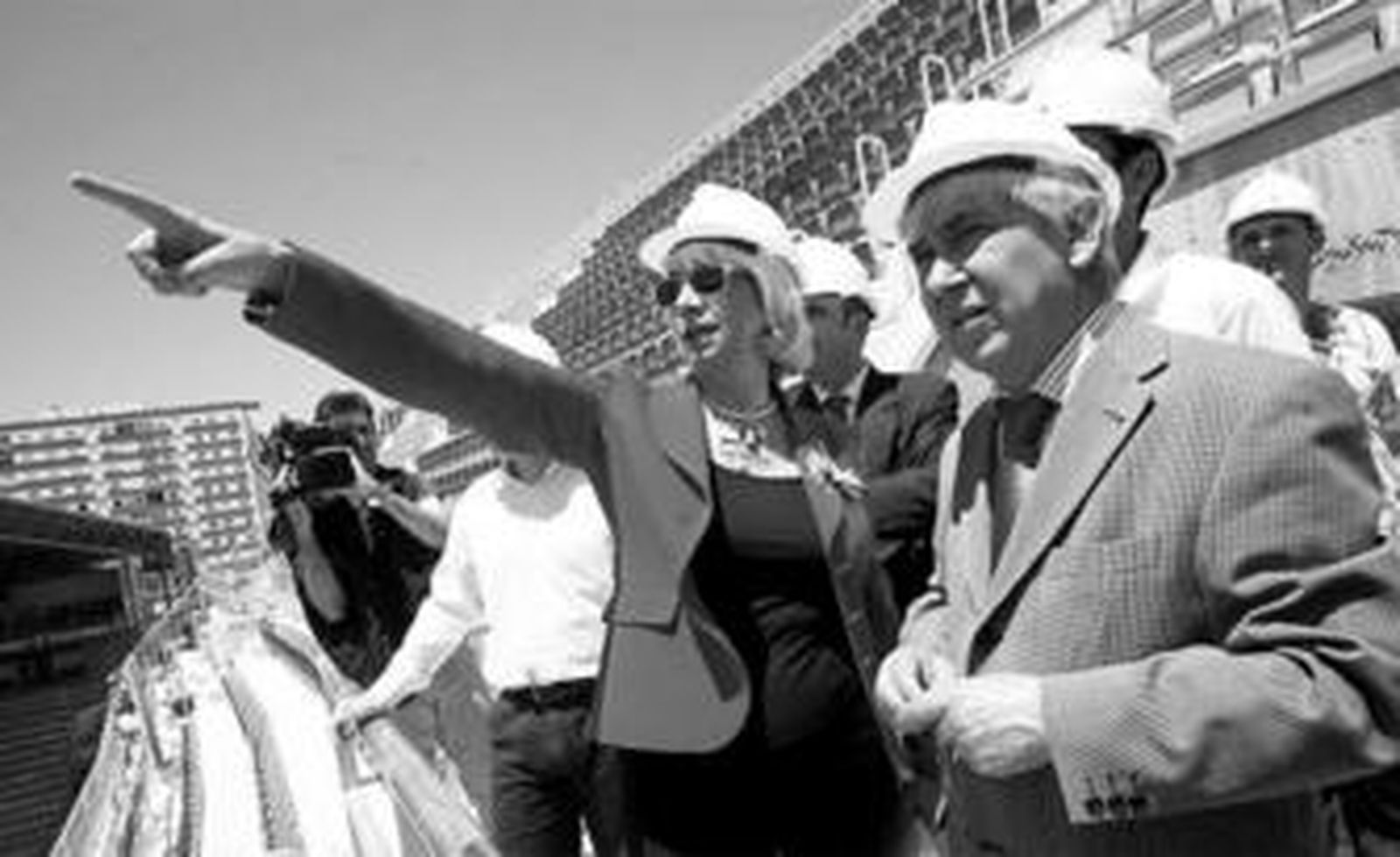 Teófila Martínez y Antonio Muñoz, durante la visita a la obra.