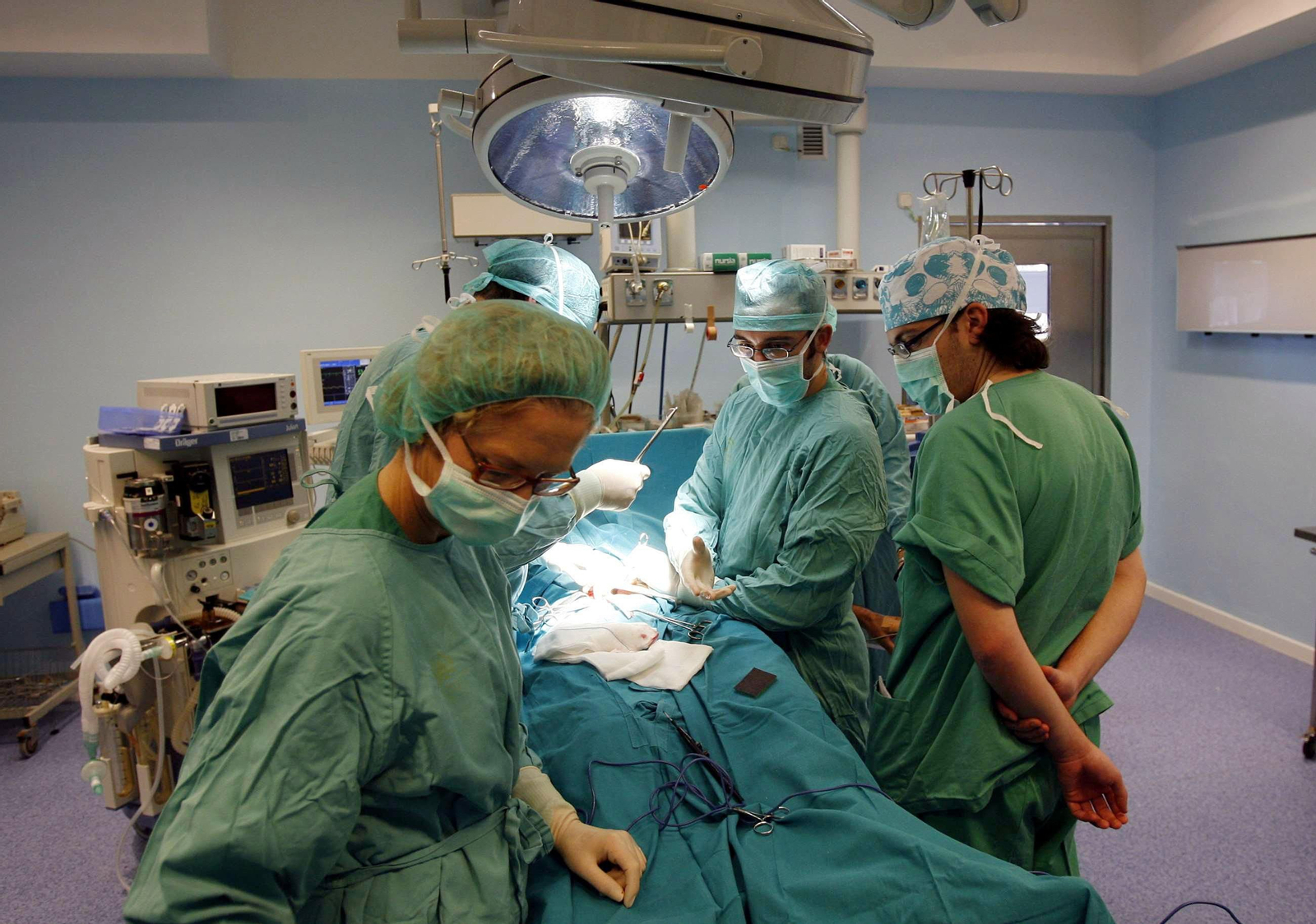Profesionales sanitarios durante una intervención quirúrgica. Profesionales sanitarios durante una intervención quirúrgica.