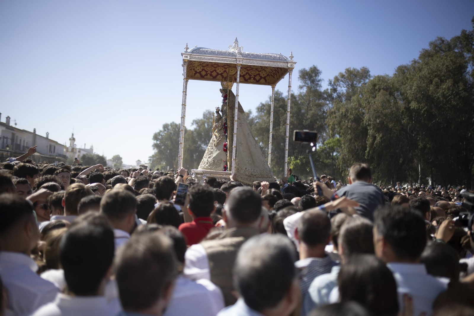 Las mejores imágenes de la procesión de la Virgen del Rocío en la aldea