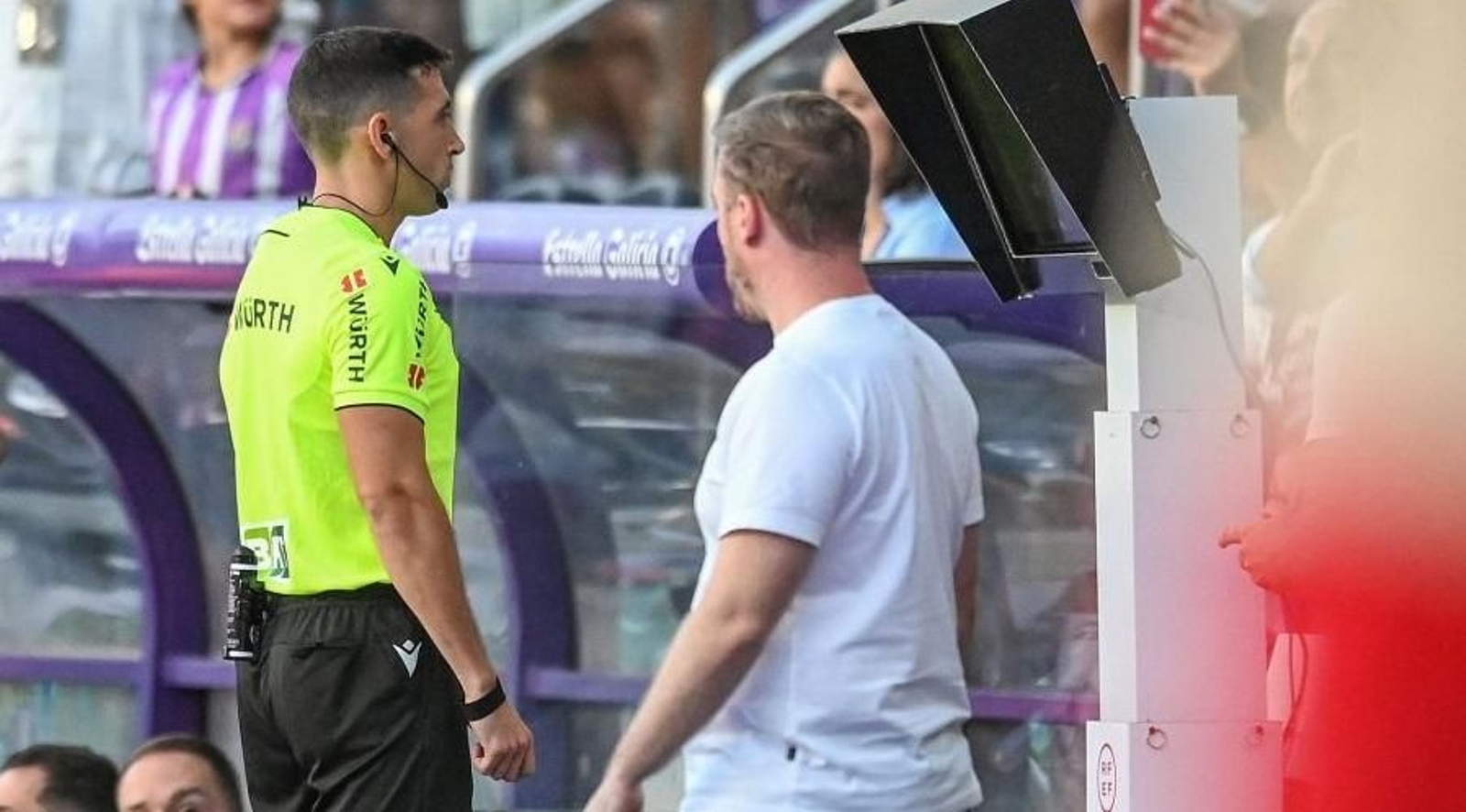 Etayo Herrera mira al monitor tras la llamada del VAR.