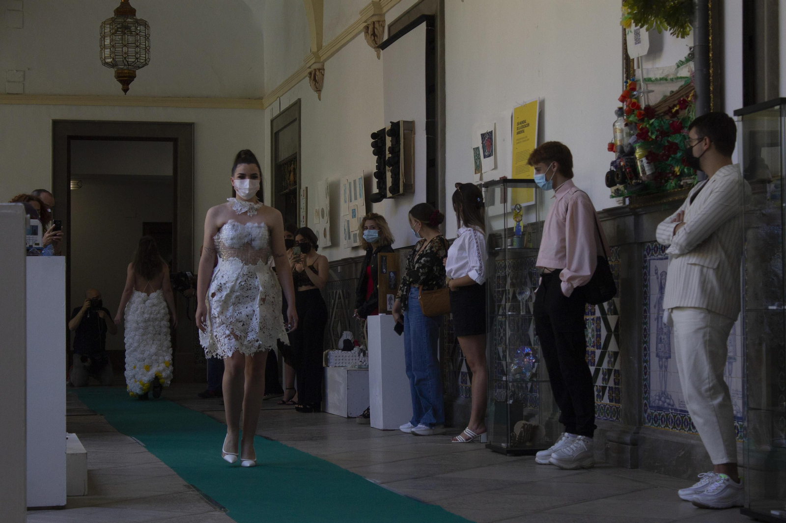 Fotos del desfile de ropa reciclada en Granada