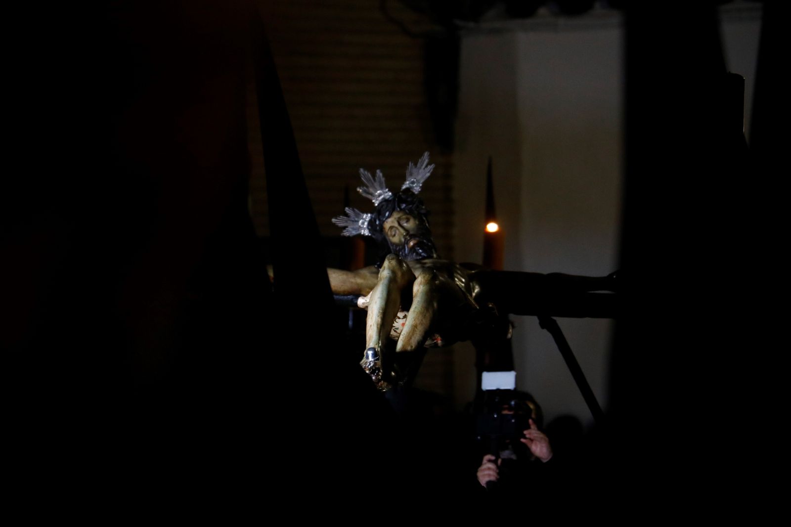 Las imágenes de la procesión del Vía Crucis de Córdoba este Lunes Santo