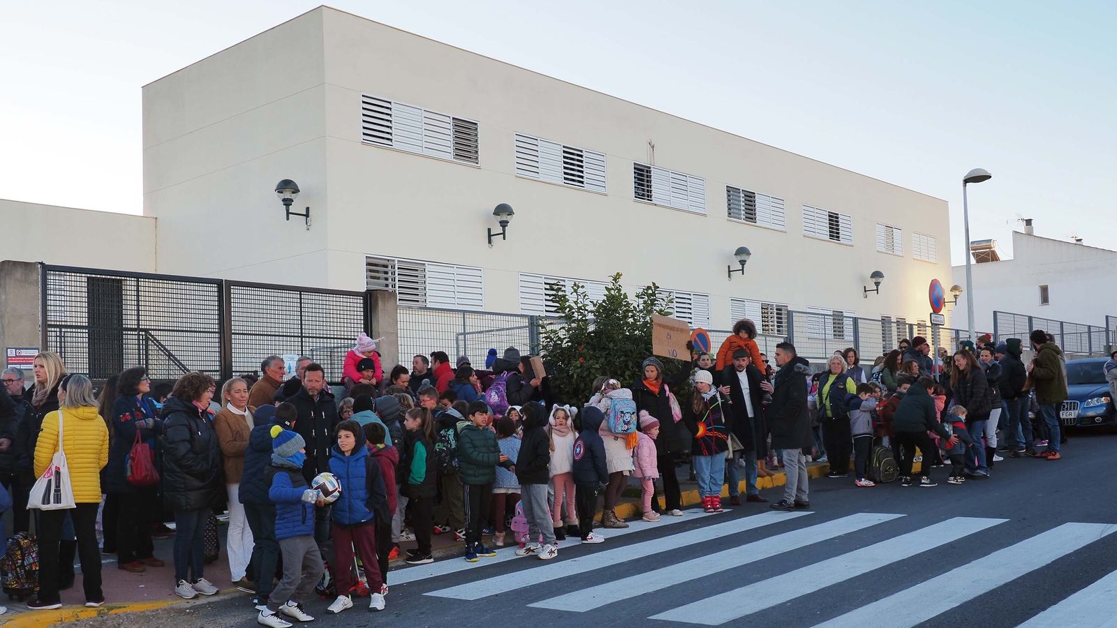 Padres, madres y alumnos, han retrasado 20 minutos este miércoles la entrada a clase