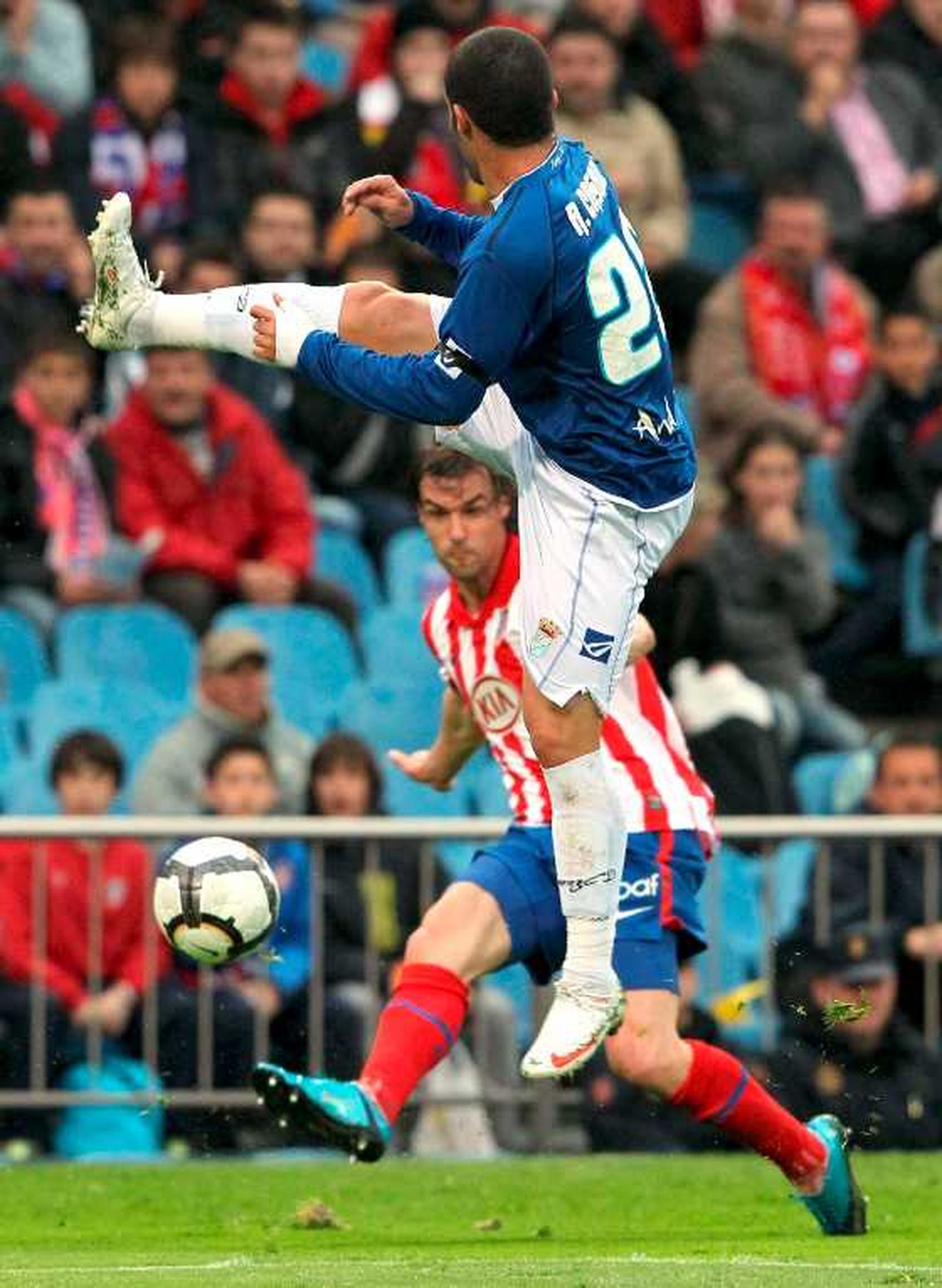 Casado salta y estira la pierna tratando de interceptar el centro de Valera.

Foto: Efe
