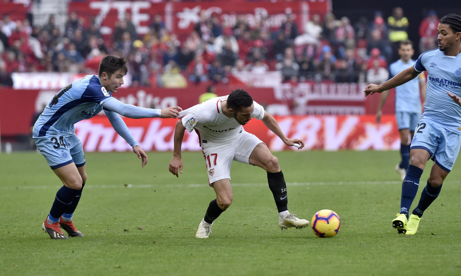 Sarabia, agarrado por Valery, maniobra ante Douglas Luiz.