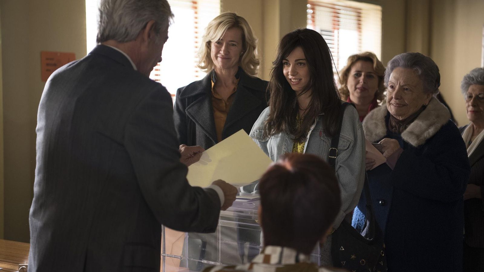 María Climent en los nuevos episodios, con Imanol Arias, Ana Duato y María Galiana