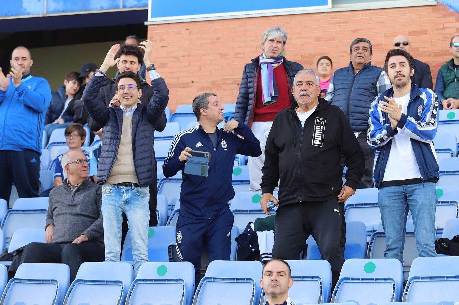 Imágenes del ambiente en las gradas del Nuevo Colombino durante el Recre-Vélez
