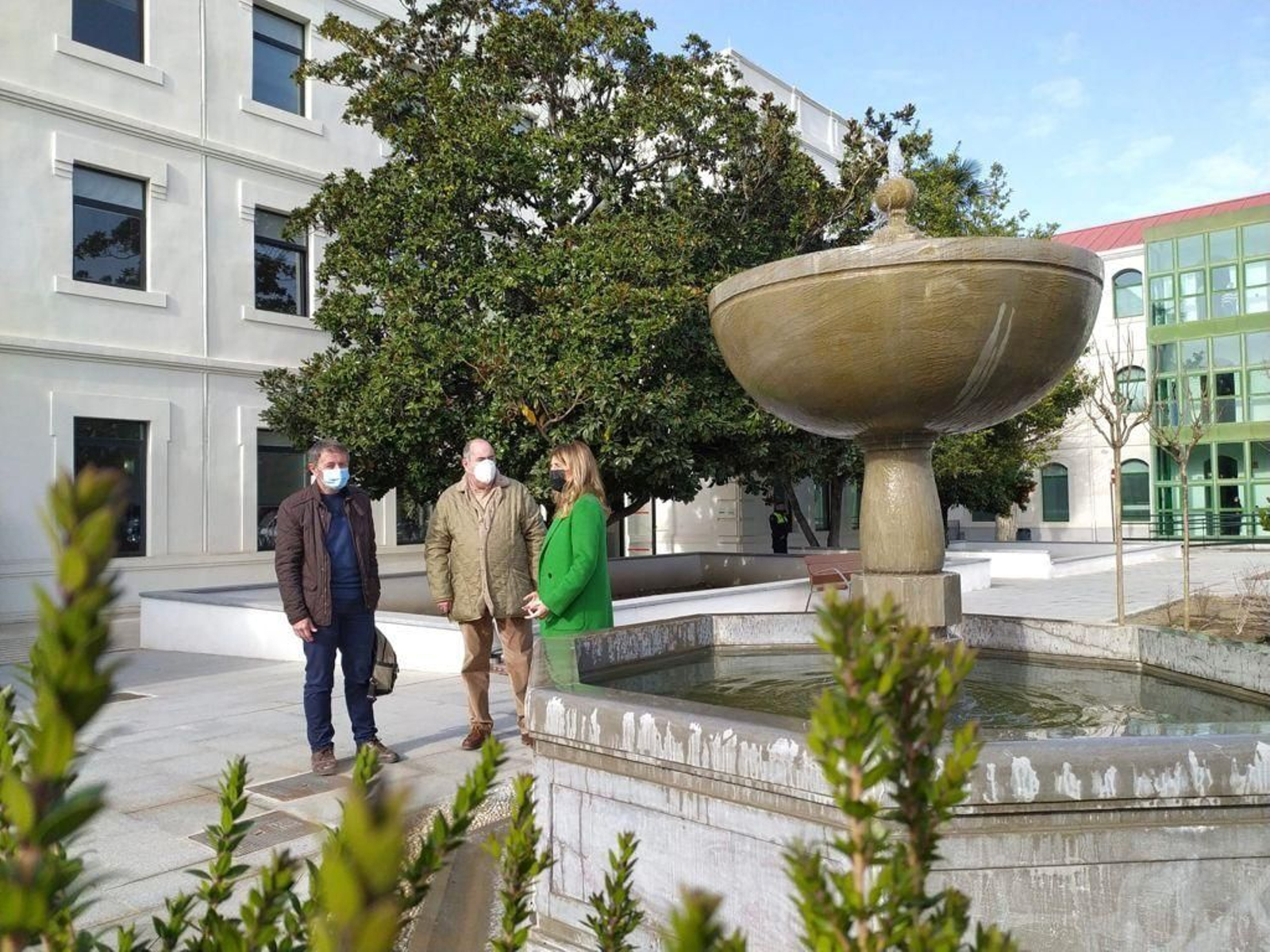 El Ayuntamiento adecenta el complejo administrativo municipal con una zona ajardinada