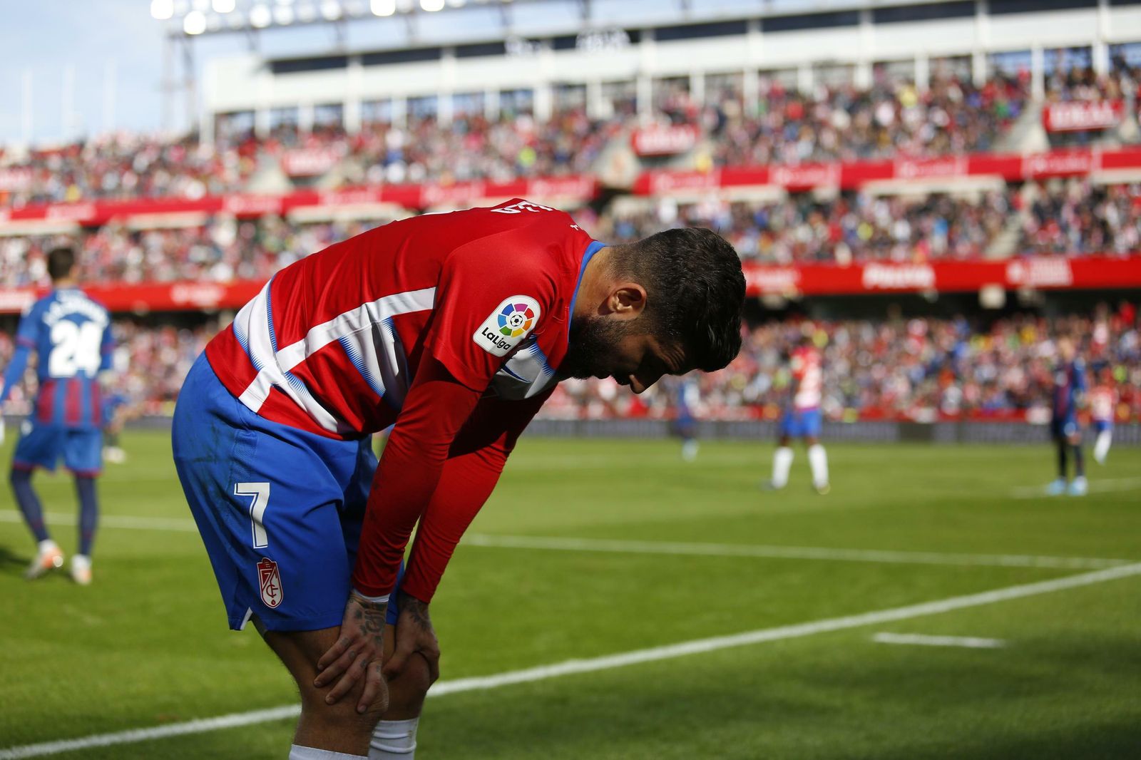 Vadillo coge aire durante el choque ante el Levante en Los Cármenes