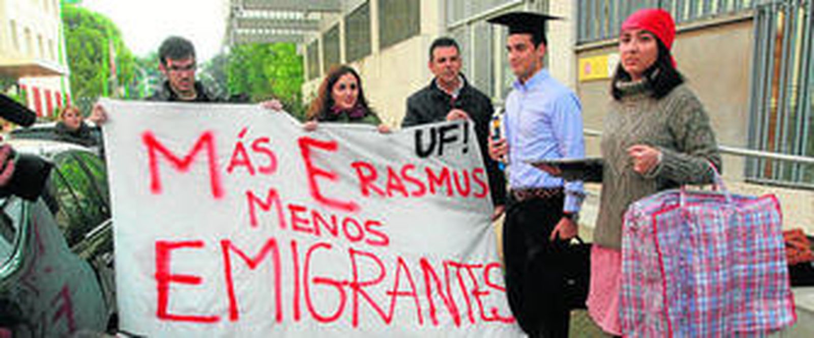 Miembros de Universidad en la Frontera, en la puerta de la Subdelegación.