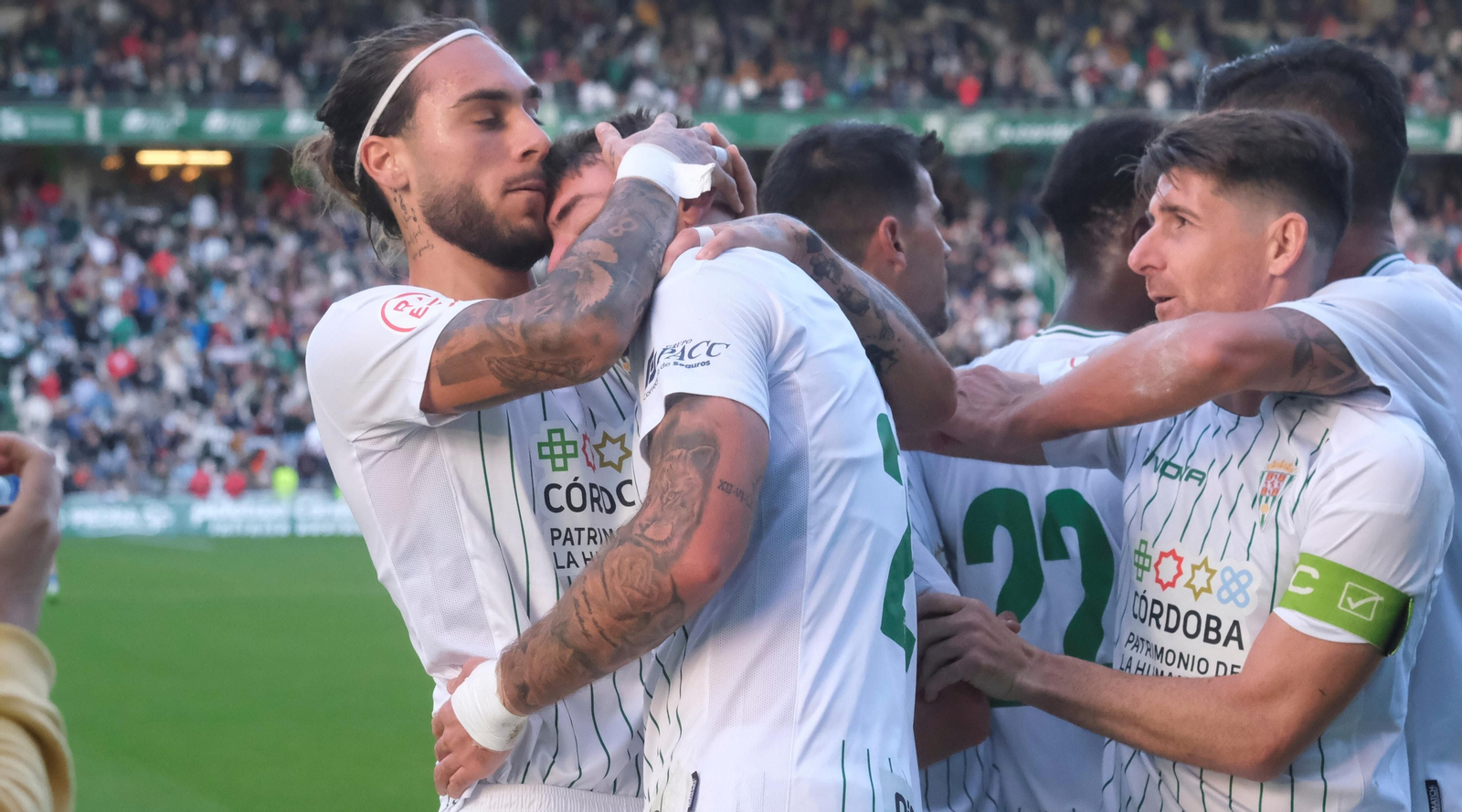 Los jugadores del Córdoba CF abrazan a Casas tras su gol al Linares. Los jugadores del Córdoba CF abrazan a Casas tras su gol al Linares.
