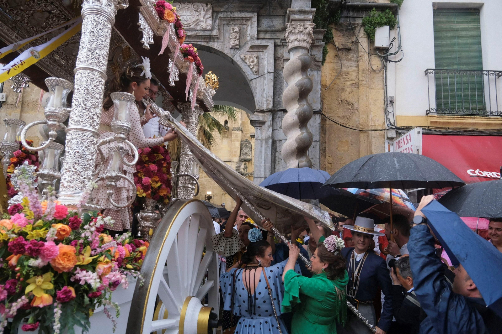 La salida bajo la lluvia de la Hermandad del Rocío de Córdoba, en imágenes