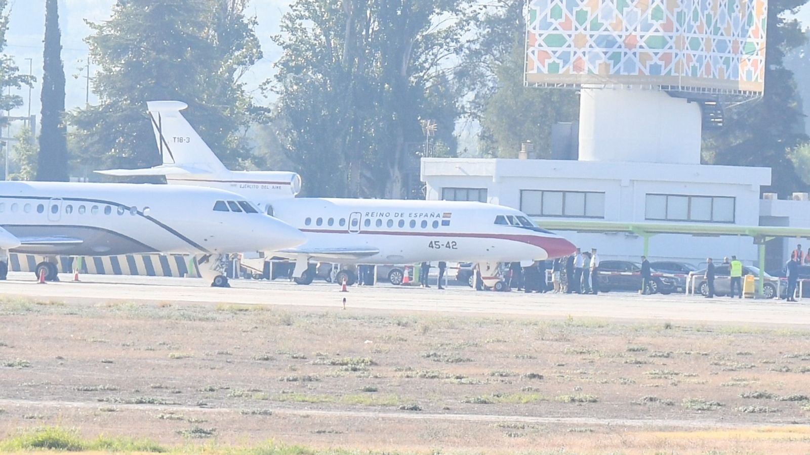 La comitiva recoge a Pedro Sánchez en la pista del aeropuerto granadino