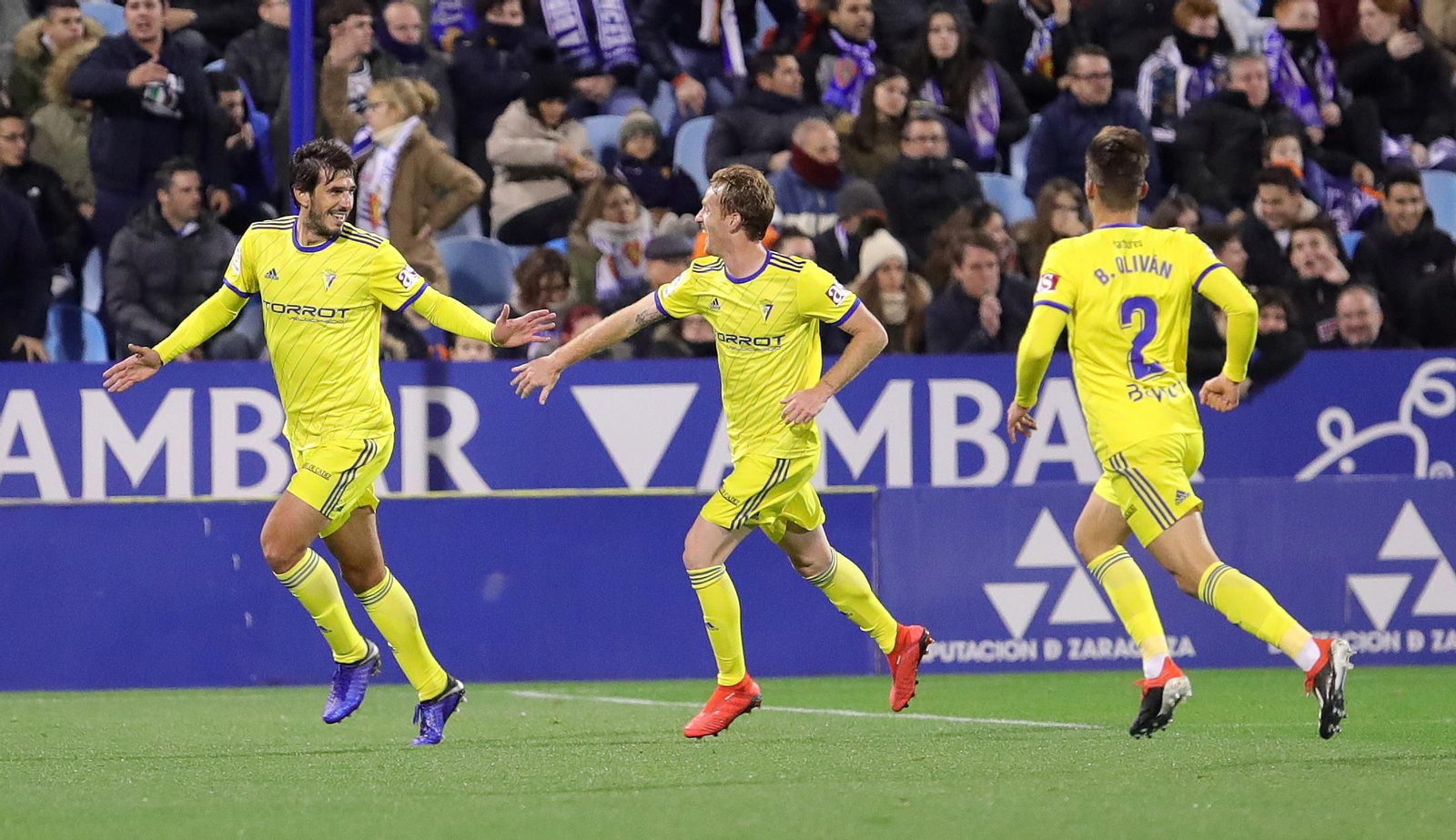 Lekic (i) celebra su gol en compañía de Álex Fernández y Brian Oliván.