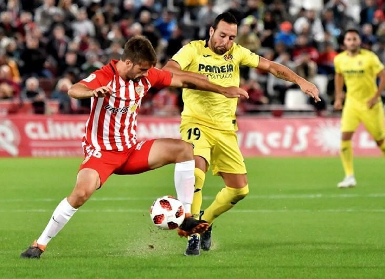 El exalbinegro Mario Abenza disputa la pelota ante Cazorla en Copa del Rey.