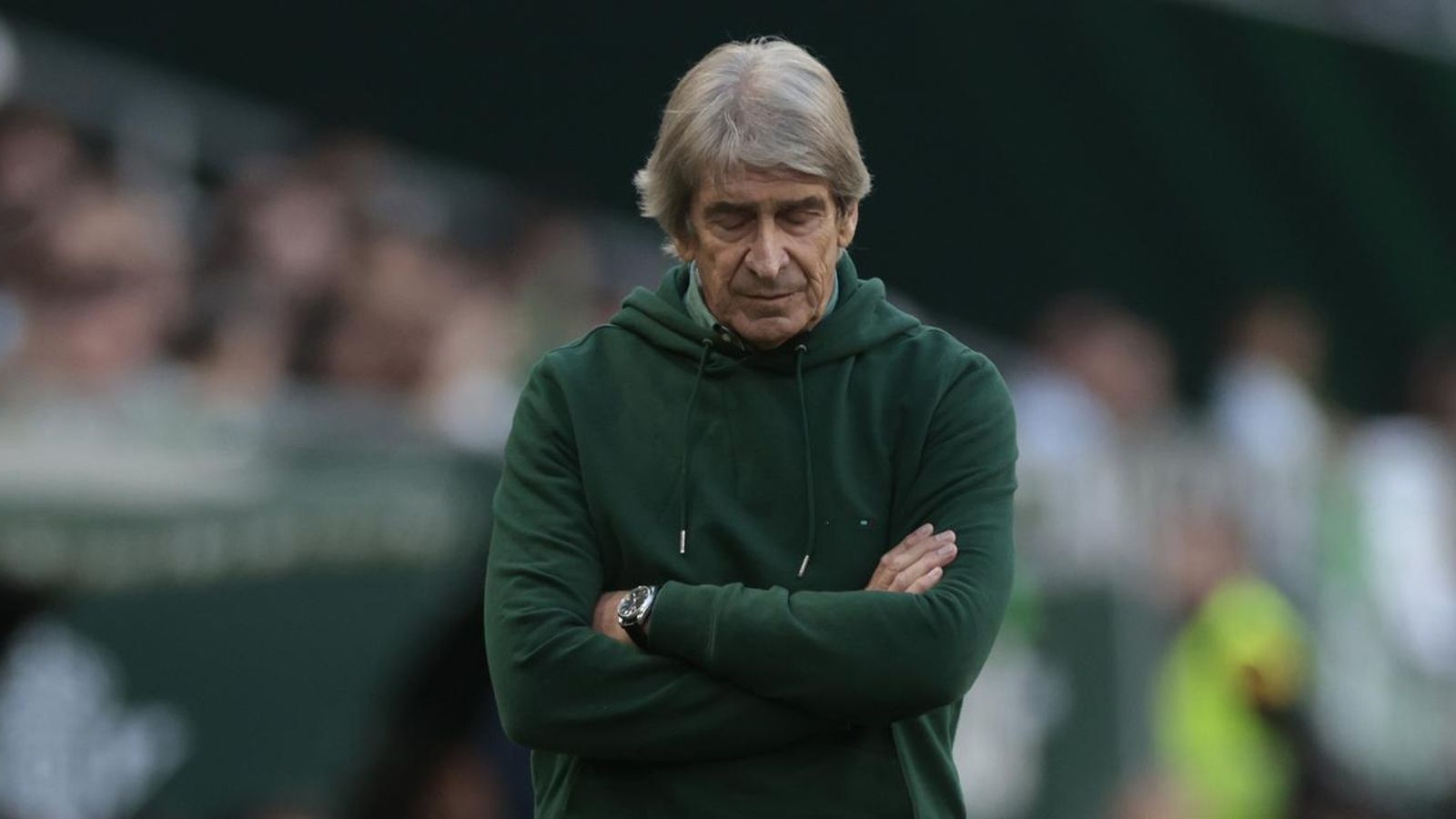 Manuel Pellegrini, concentrado y pensativo, en un momento del encuentro del pasado domingo en La Cartuja ante el Girona.