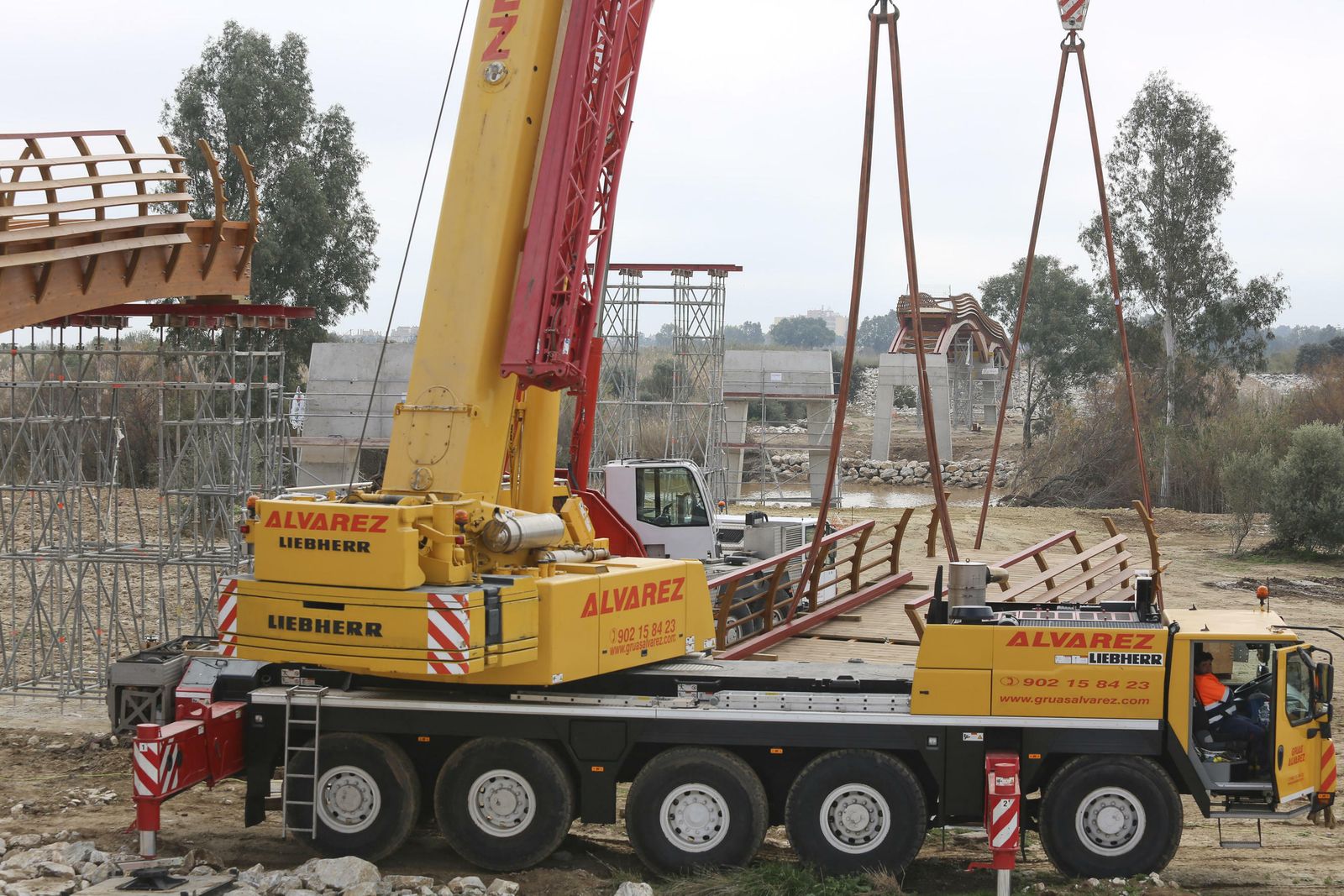 Fotos de las obras de la pasarela del río Guadalhorce en Málaga