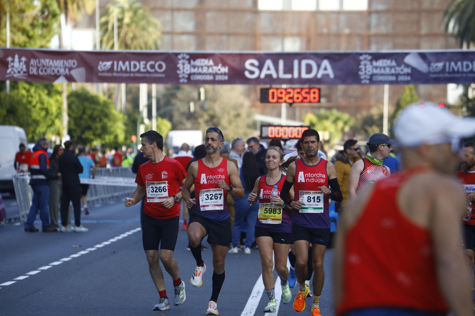 Las mejores fotos de la salida de la Media Maratón de Córdoba 2024