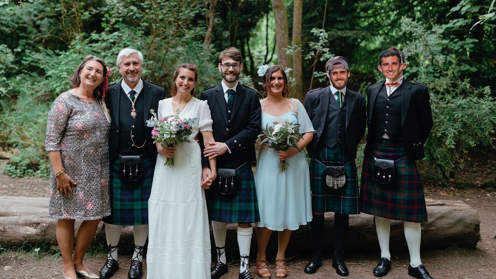 La familia de la novia, con dos caretas recordando a los hermanos ausentes