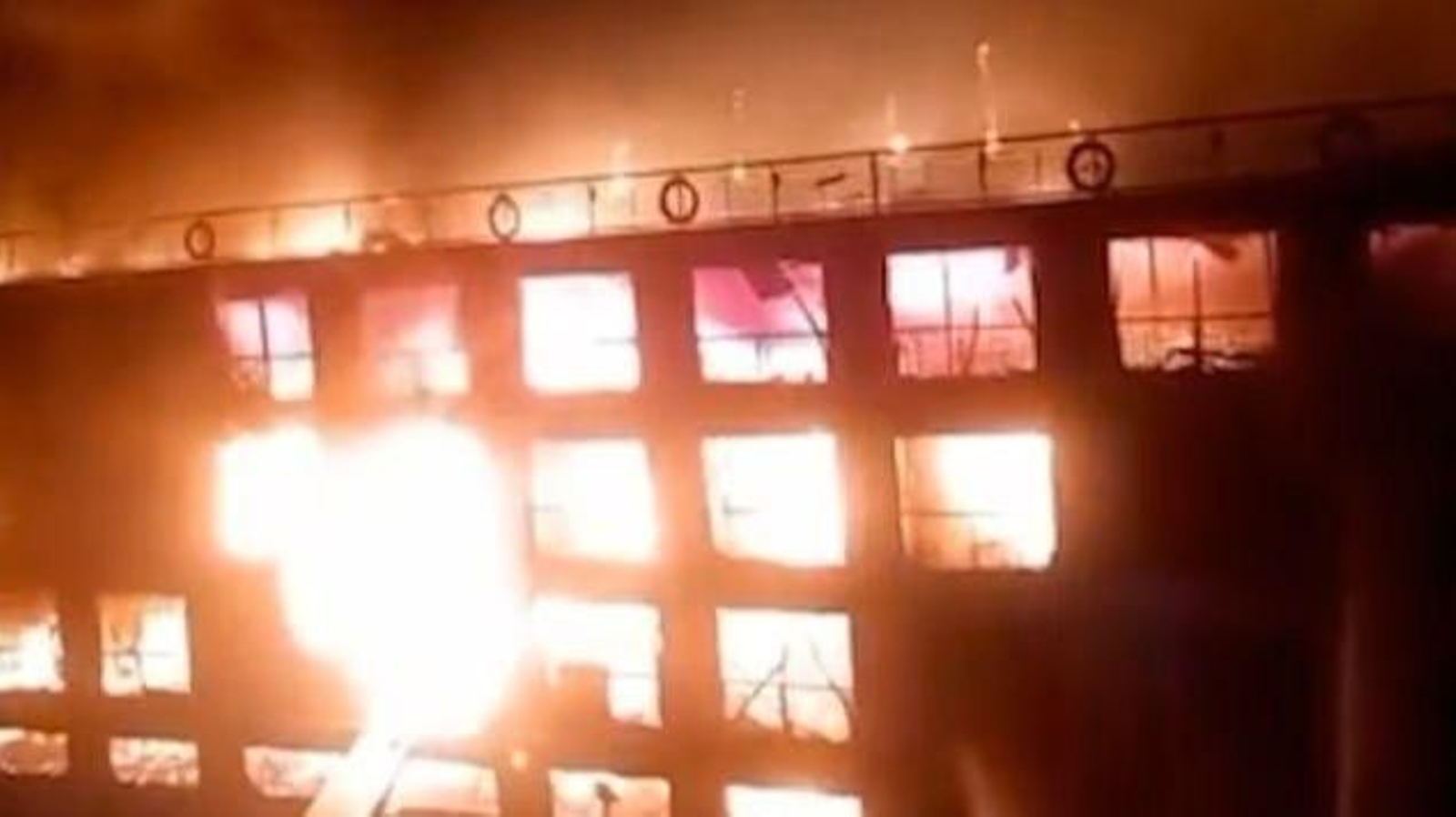 Incendio en un crucero en el río Nilo