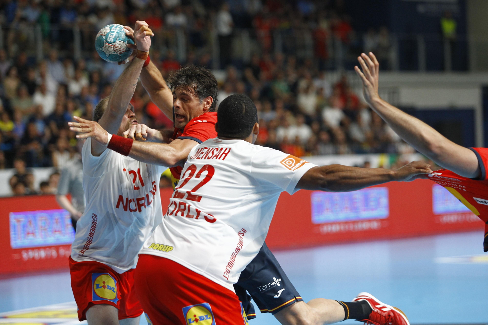 Imágenes del España-Dinamarca de la EHF Euro Cup de balonmano, en Almería