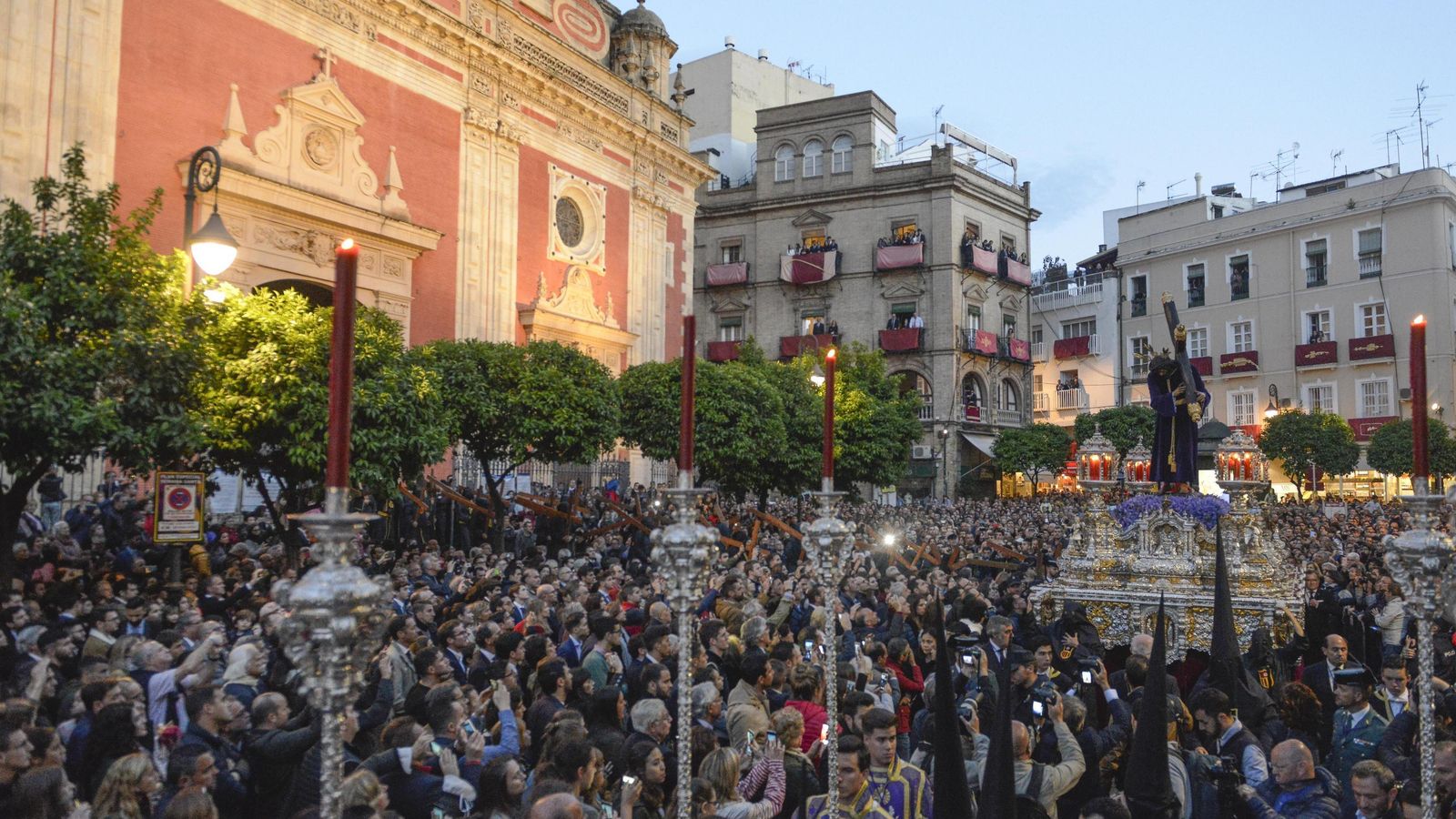 El Señor de Pasión en la Plaza del Salvador.
