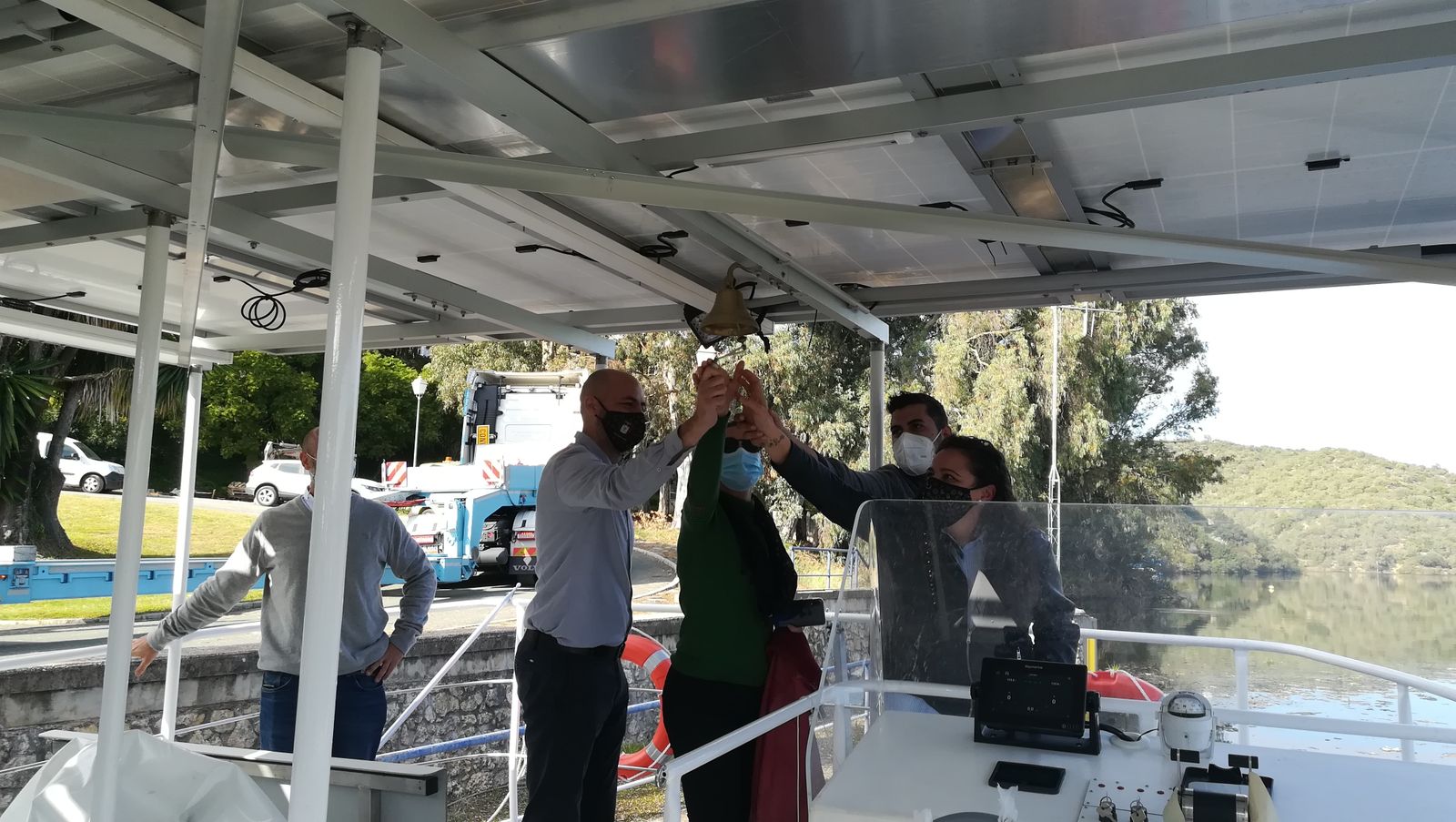 La llegada del nuevo barco solar a Hornachuelos, en fotografías