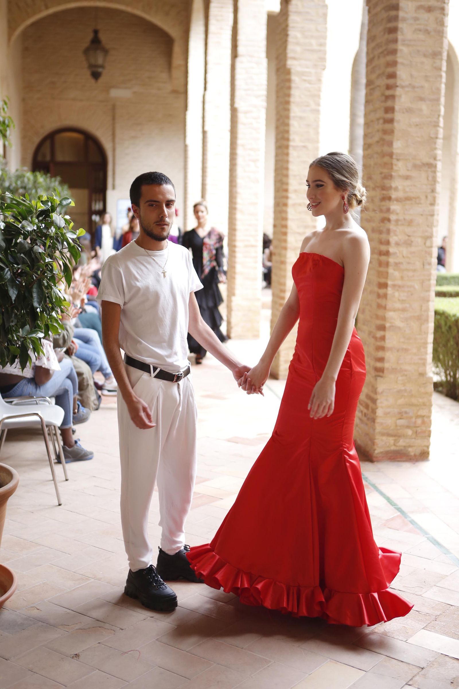 Pasarela Wappíssima 2019, el cuarto desfile colectivo de alumnos de ESSDM en imágenes. Ismael Bernáldez junto a su diseño.