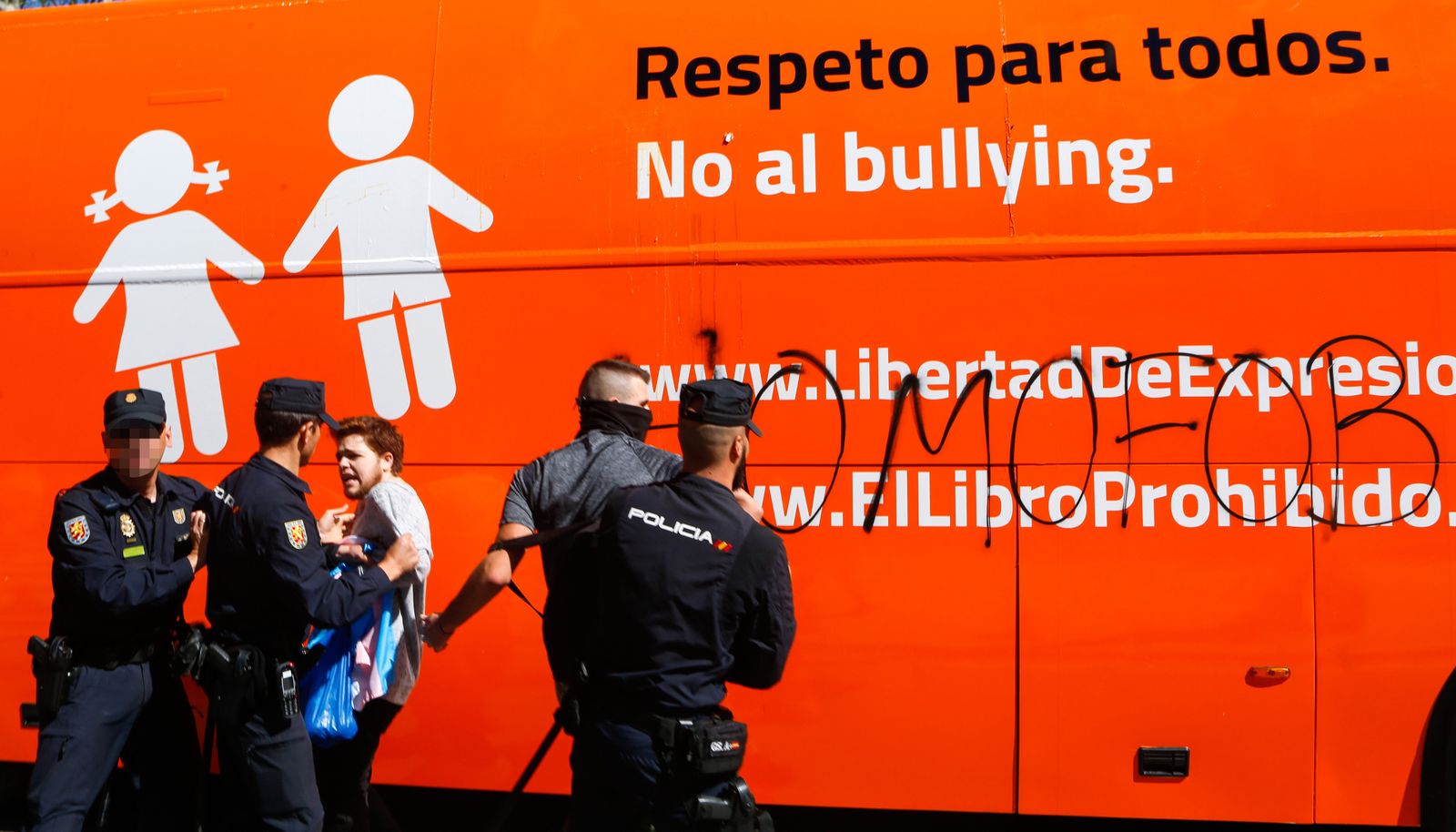 Ataque al autobús de Hazte Oír.