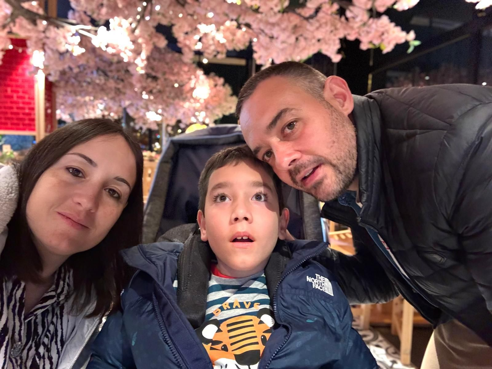 Adrían, con sus padres.