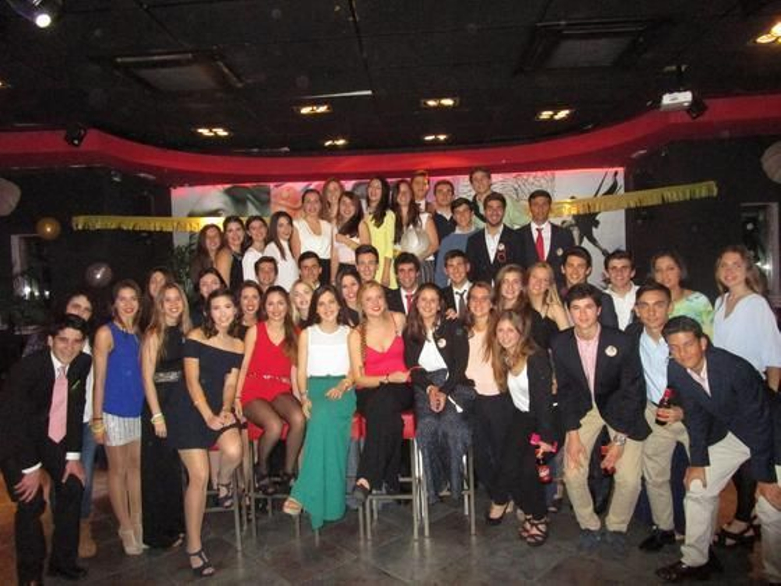 La anfitriona Irene Chinchilla Yrayzoz, rodeada del grupo de amigos que asistieron a la fiesta de la mayoría de edad en el Elephant Club, en Cádiz, donde pudieron disfrutar de música y baile hasta ya entrada la medianoche.  Foto: Ignacio Casas de Ciria