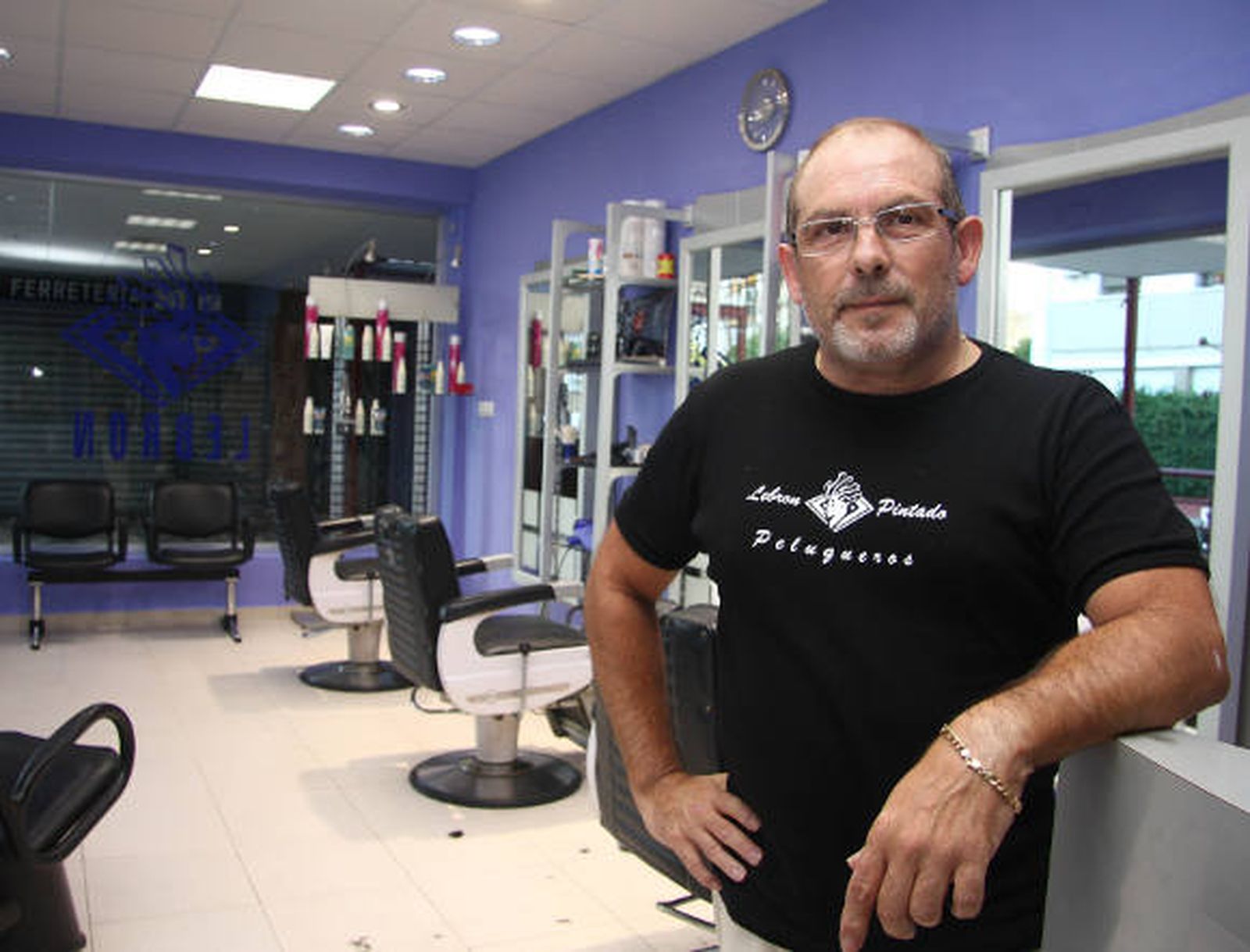 La subida de 13 puntos del IVA divide al gremio de la peluquería