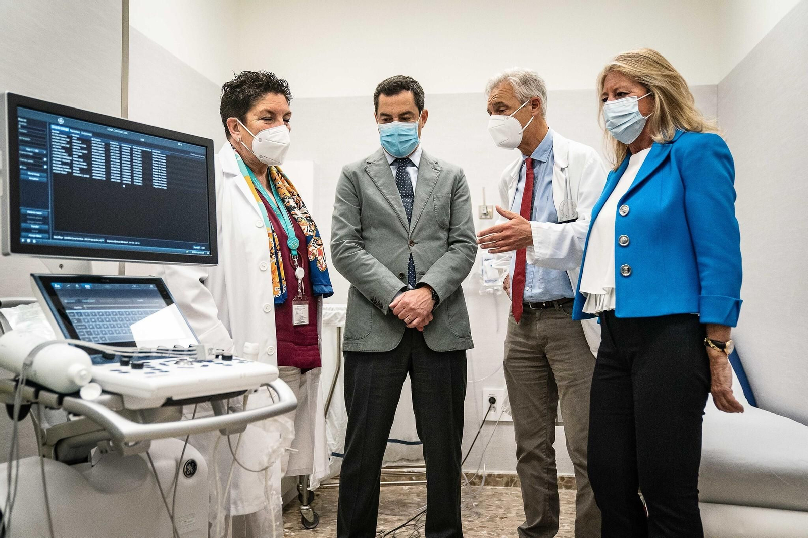 Juanma Moreno, la semana pasada en el Hospital de la Costa del Sol con la alcaldesa de Marbella, Ángeles Muñoz (primera por la derecha)