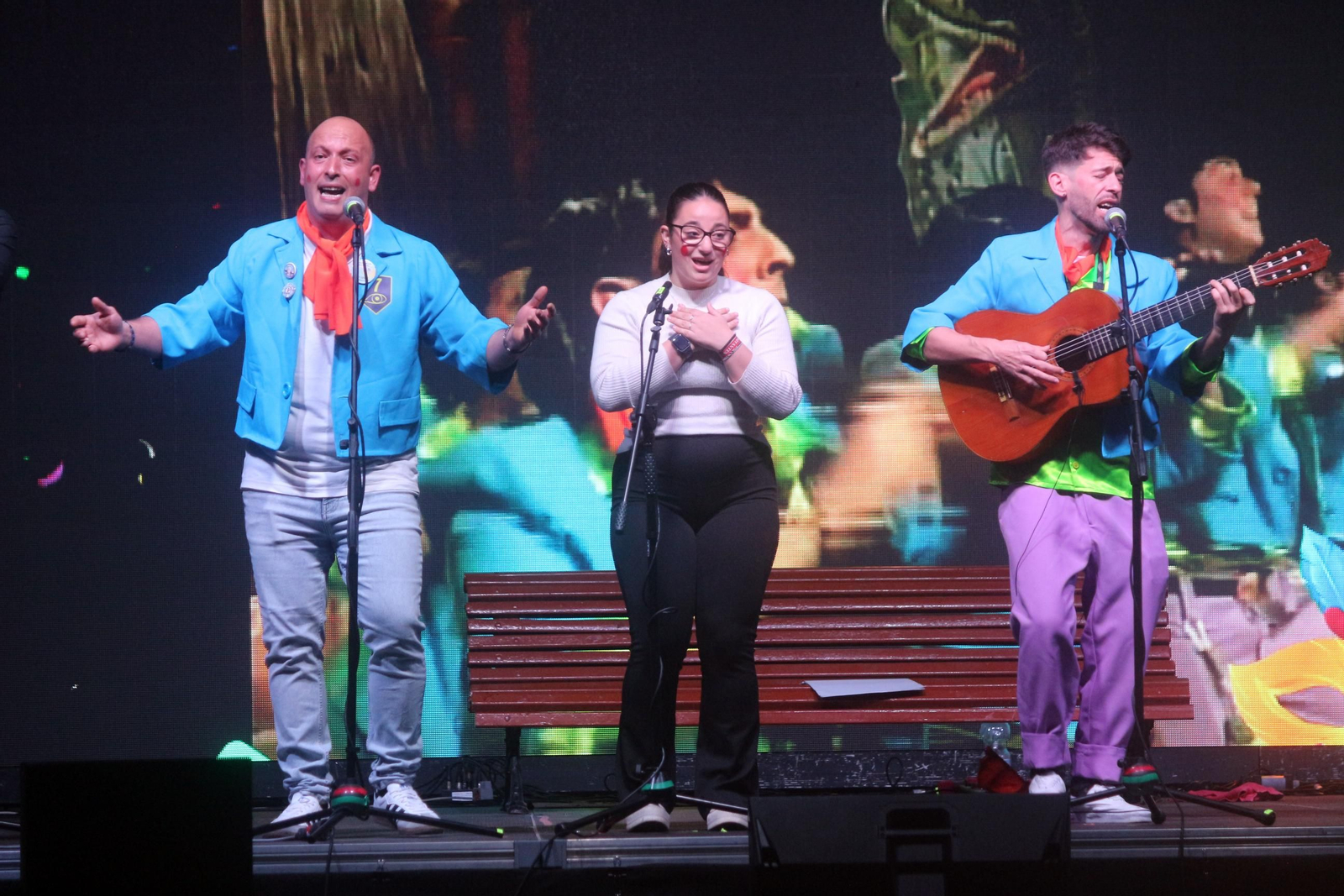 Fermín Coto canta junto a su familia