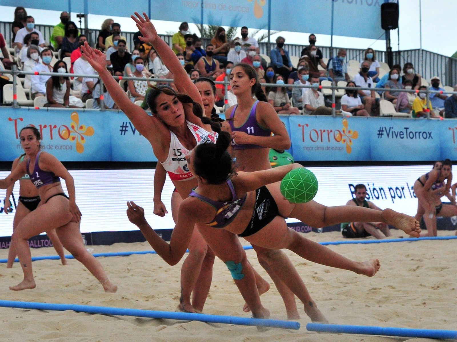 Una jugadora del Llopis realiza un lanzamiento en un escorzo.